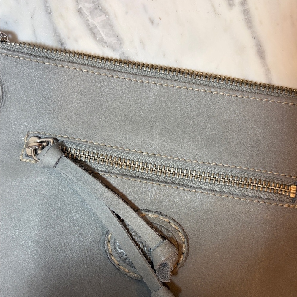 Roots Edie Bag Tribe *Small Discoloration* - Picture 6 of 9